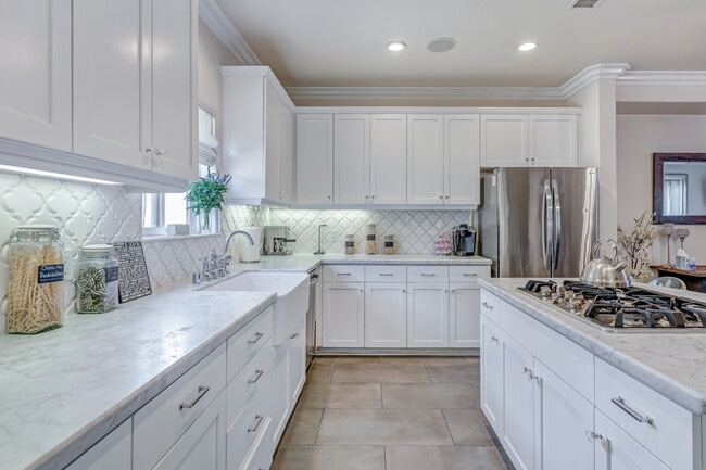 Photo - 145 W Hawthorn St