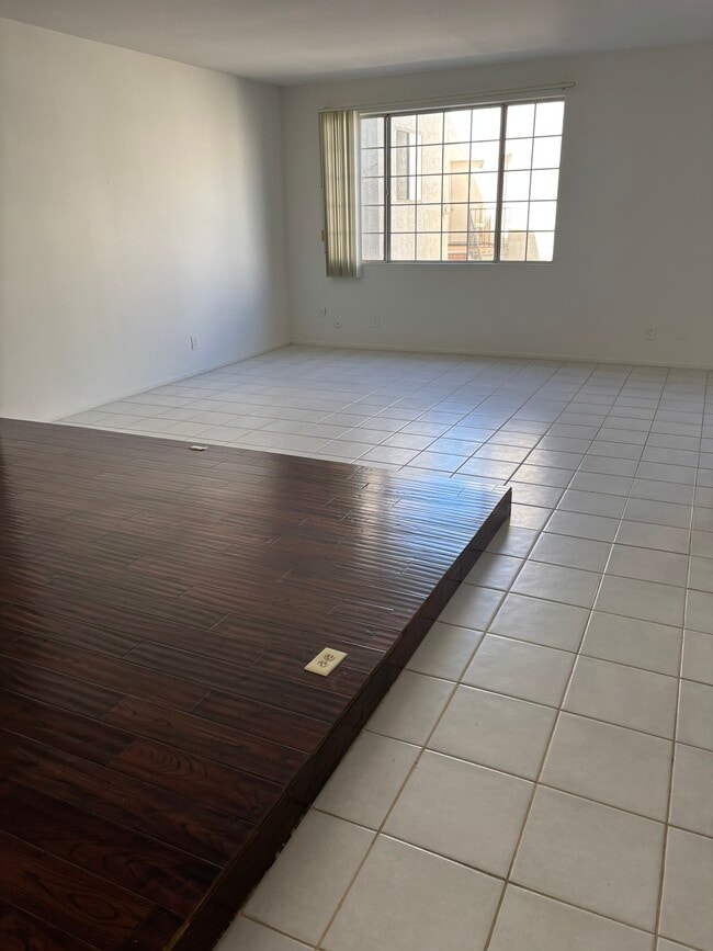 Photo - 4441 Woodman Ave