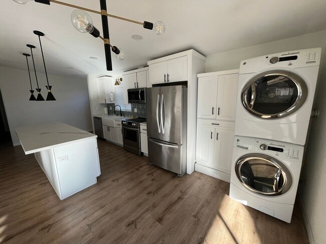 Building Photo - Valley Village Unit House