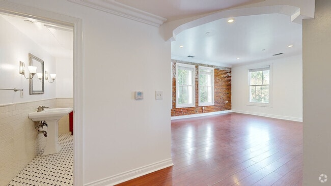 1BR, 1 BA - 1236 N Flores St