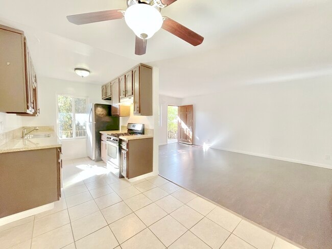 Photo - 10860 Blix St