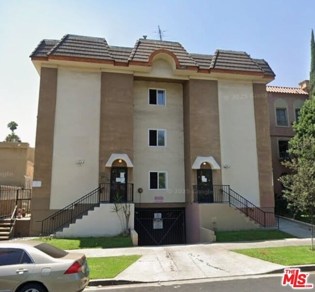 Building Photo - 545 S Manhattan Pl Unit 11