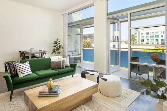 Photo - Gibson Santa Monica