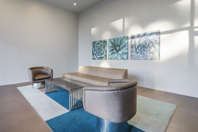 Lounge Lobby Area - 4th Avenue Apartments