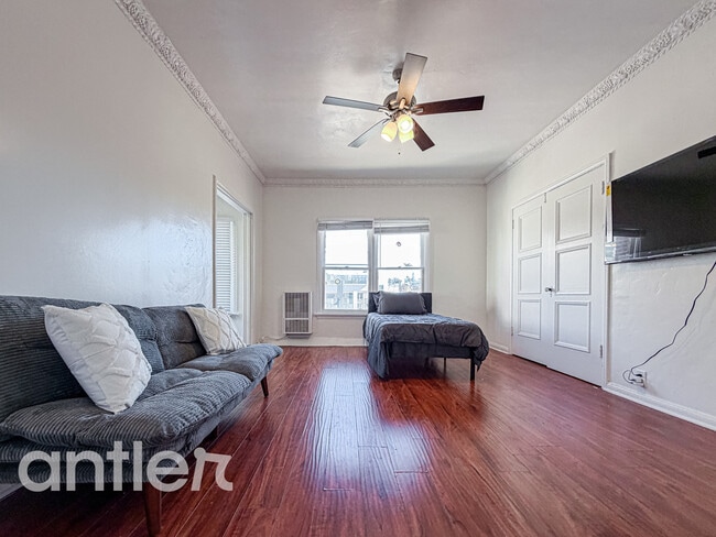 Building Photo - 724 S Mariposa Ave Unit 209