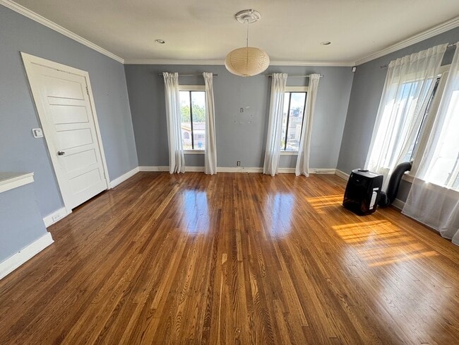 Building Photo - 2041 S Ridgeley Dr Unit 2041.5