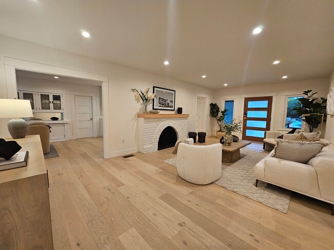 Photo - 957 Manzanita St