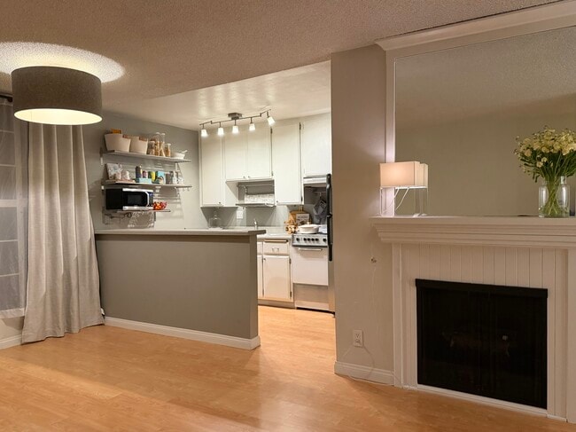 Building Photo - 11645 Montana Ave Unit 111