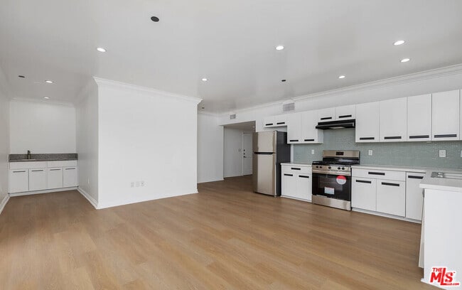Building Photo - 930 S Robertson Blvd Unit 504 Rental
