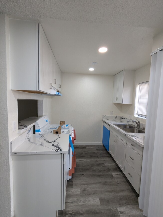 Photo - Warner Manor Apartments