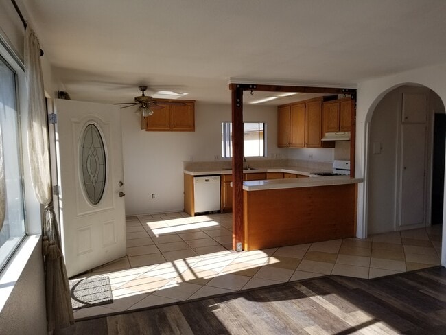 Building Photo - 16651 Bartlett Ln Unit 4