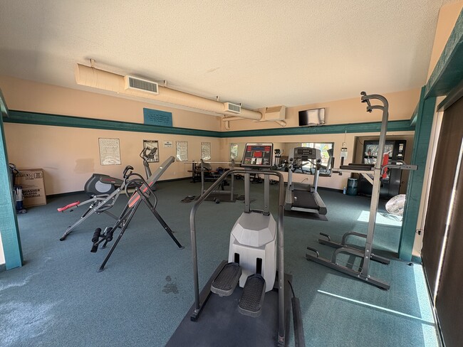Fitness center - Sandpointe Apartment Homes