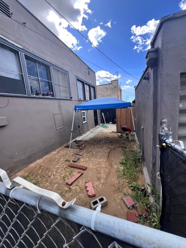 Photo - 1073 Dundas St