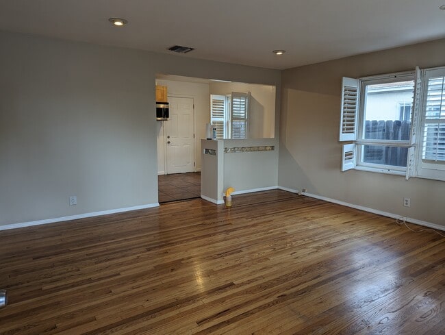 Photo - 16045 Leadwell St