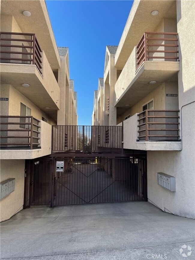 Building Photo - 10115 Pinewood Ave Unit 102-102 Rental