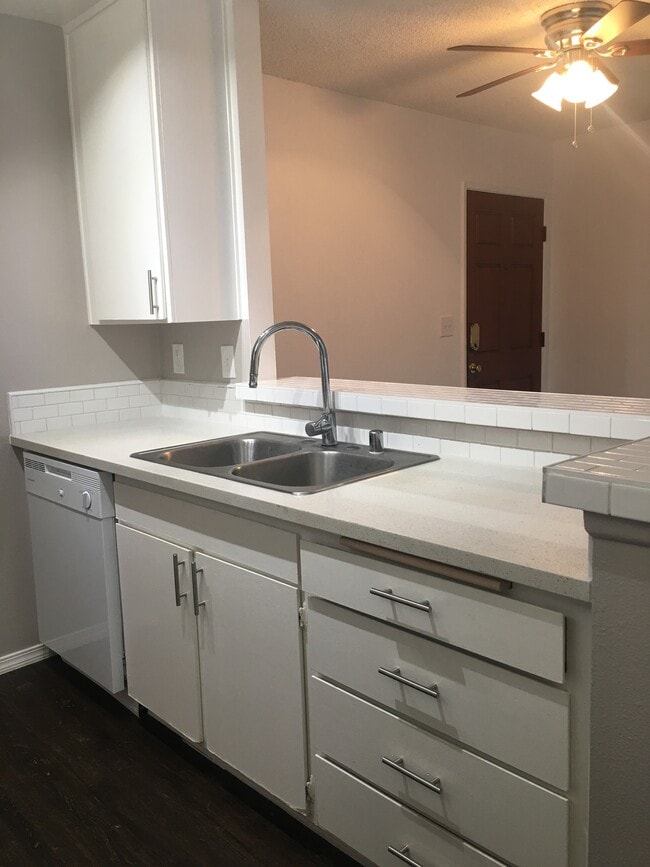 Building Photo - 18645 Hatteras St Unit 404