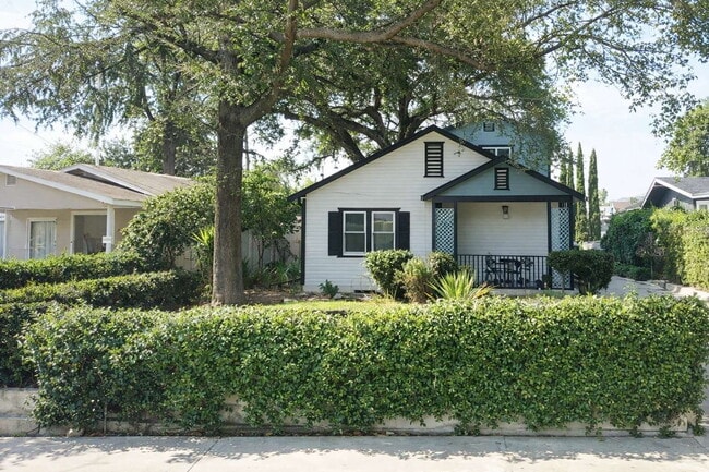 Building Photo - "Charming 3-Bedroom Oasis on Sunset Avenue – 1892 Sq. Ft. of Comfort and Style in Pasadena!"
