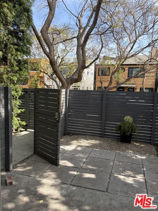 Building Photo - 2425 Ocean Ave Unit 1