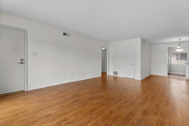 Photo - 7749-7755 Saint Bernard St