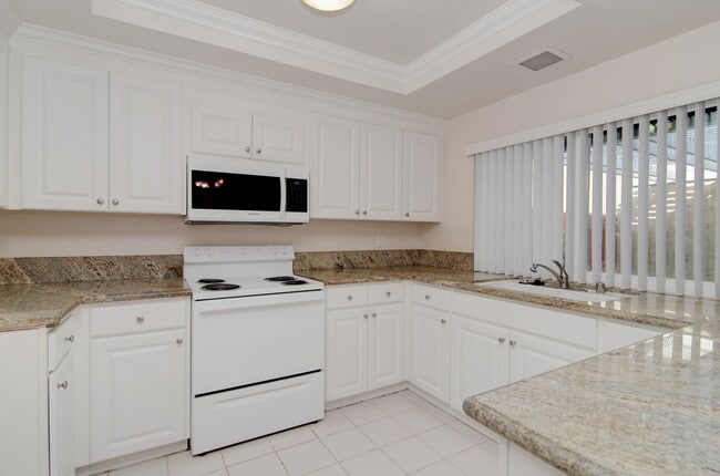 Photo - Spacious End-Unit 2 Bed, 2 Bath with Den For Lease in Irvine