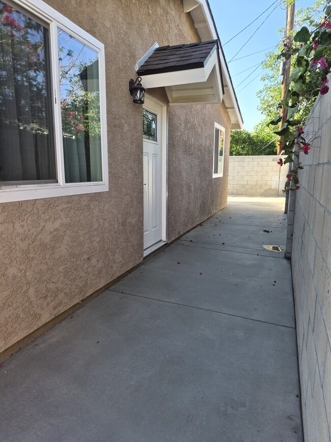 Own dedicated entrance - 901 E Occidental St