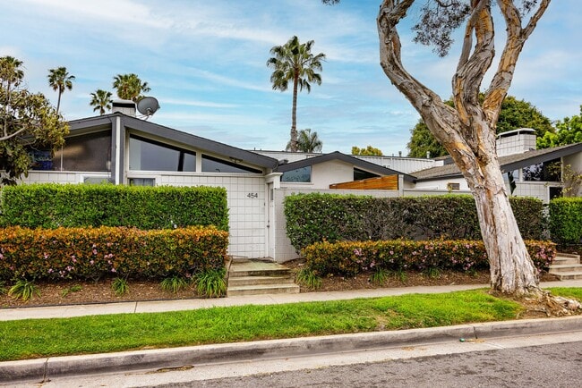 Building Photo - Upgraded Newport Beach Townhouse in Park Lido!