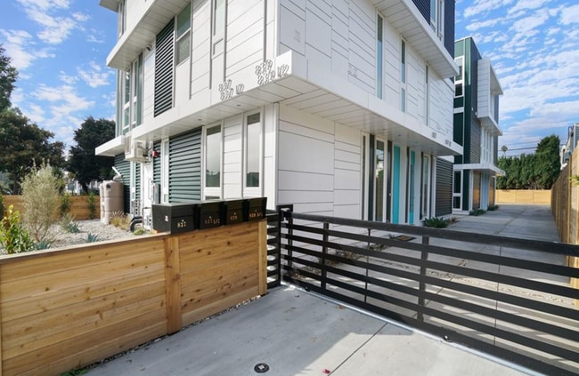Photo - 837 N Kingsley Dr Unit #837 1/2
