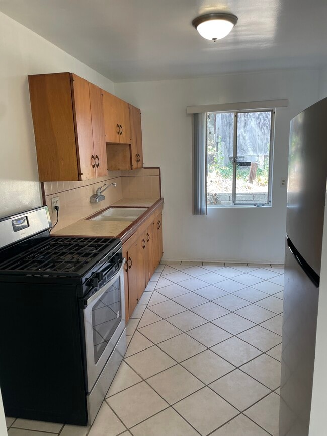 Kitchen - 1714 Grove St Apartments Unit 20