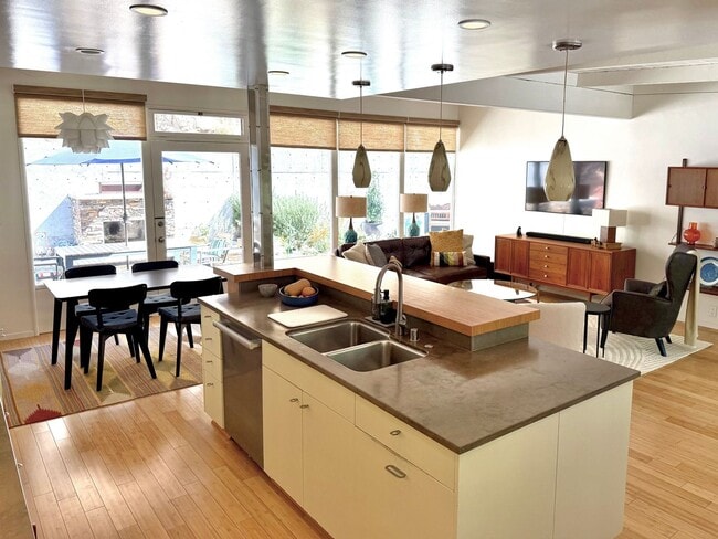 Building Photo - Charming Hollywood Hills–Adjacent 2BR Home w/ Garage | Prime 90046 Location