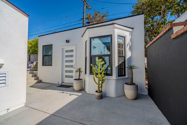 Building Photo - 1974 Comstock Ave Unit A