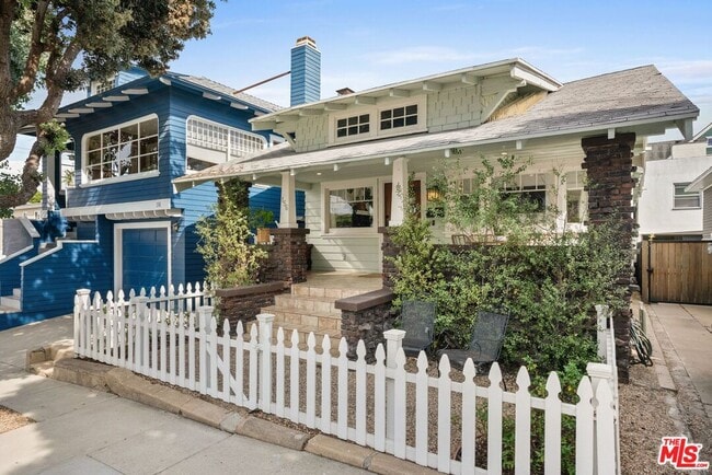 Photo - 156 Fraser Ave