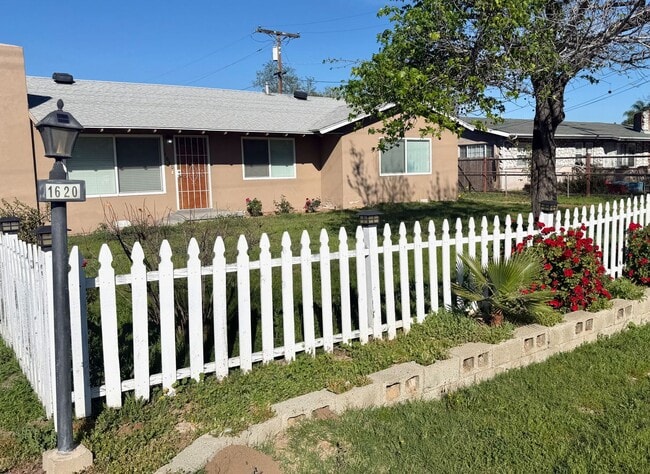 Building Photo - Great home with LARGE backyard!