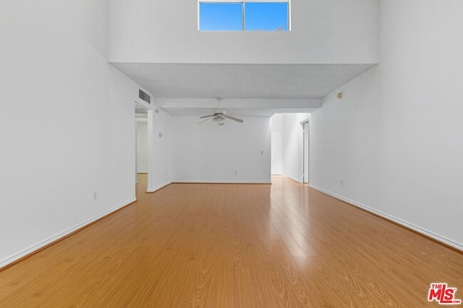 Photo - 18350 Hatteras St