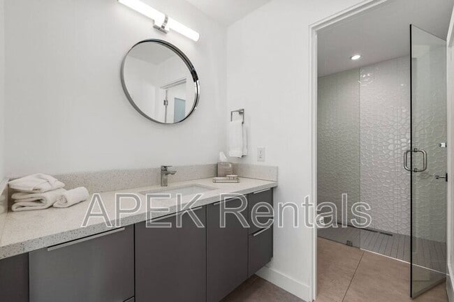 Photo - 945 N Buttonwillow Cir