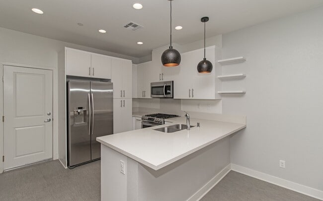Building Photo - 2+ Bedroom Newer Build, Town Home