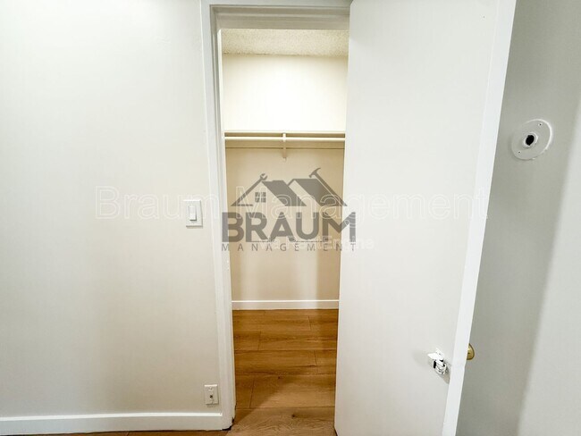 Photo - 6039 Whitsett Ave Unit 201