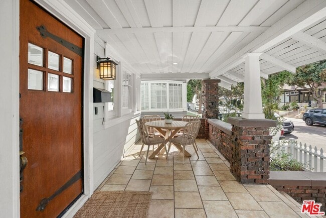 Photo - 156 Fraser Ave