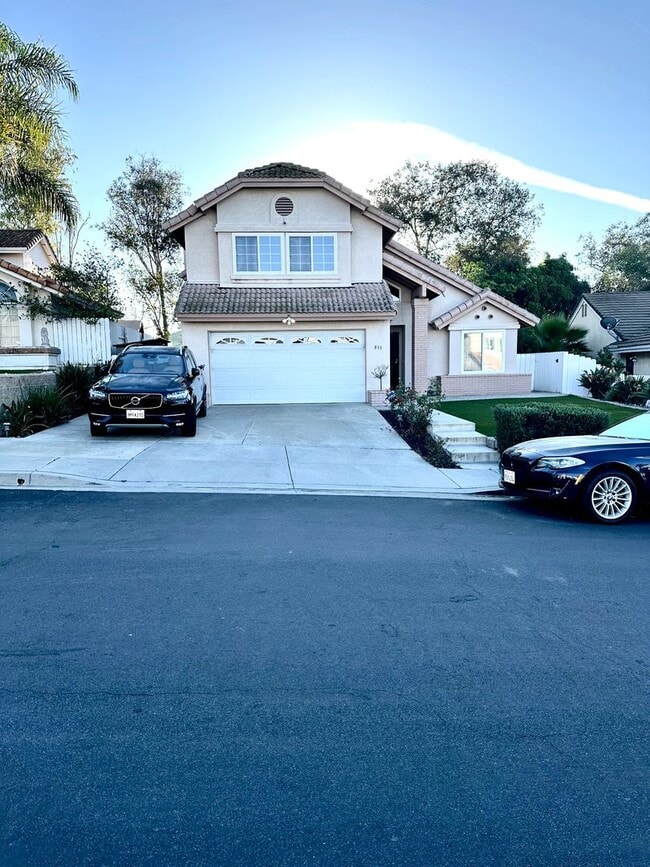 Building Photo - Move in Ready 3bed/3bath, beautiful backyard