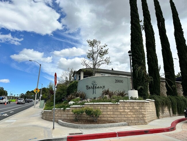 Building Photo - Townhouse at the Bordeaux Gated Community 3bed 2.5 bath