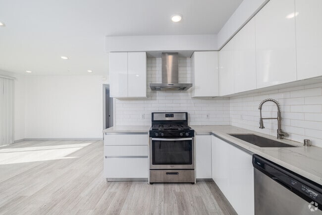 2BR, 2BA - 935SF - Kitchen - 941 Fedora St