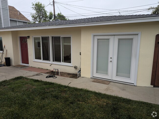 Building Photo - 2417 Gates Ave Unit A Rental