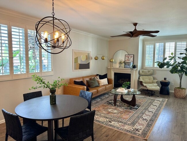 Building Photo - Gorgeous 3 Bed, 2 Bath Unit 2208
