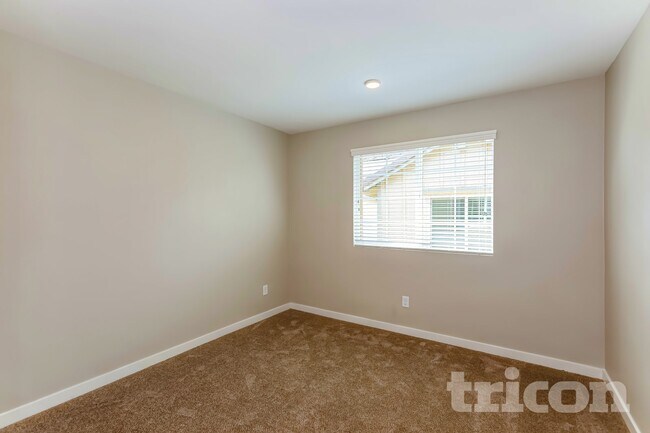 Photo - 31585 Dwight Dr