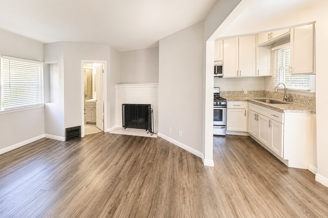 Building Photo - 1813 W Victory Blvd Unit B