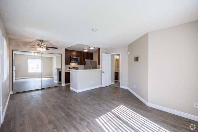 1BR, 1BA - 600SF - Living/ Dining Room - Mariners Point