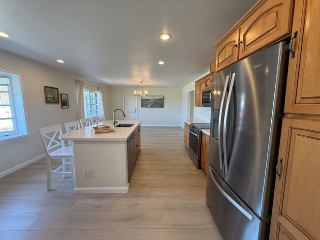 Building Photo - Remodeled - 3 bed, 2 bath single story home in Thousand Oaks