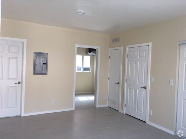 Building Photo - 700 West Unit 700 1/4 Rental