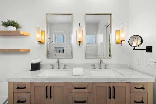 Photo - 611.5 Jasmine Ave