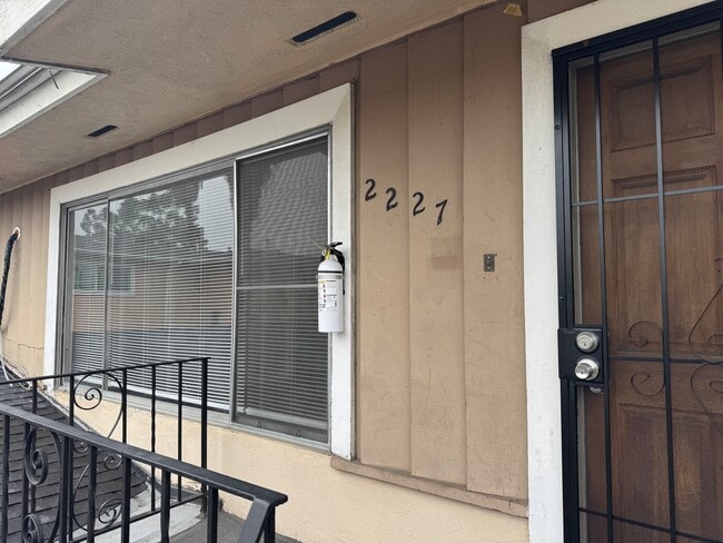 Building Photo - 2227 W Beverly Blvd Unit 2227