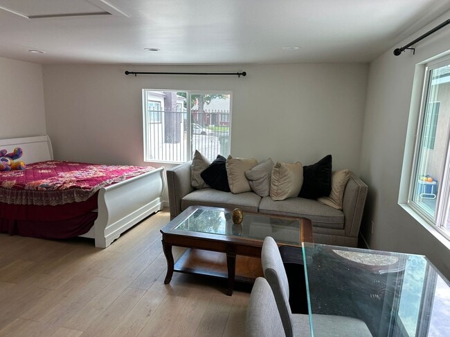 Building Photo - For Rent – Cozy 1-Bedroom Unit with Garage... Rental